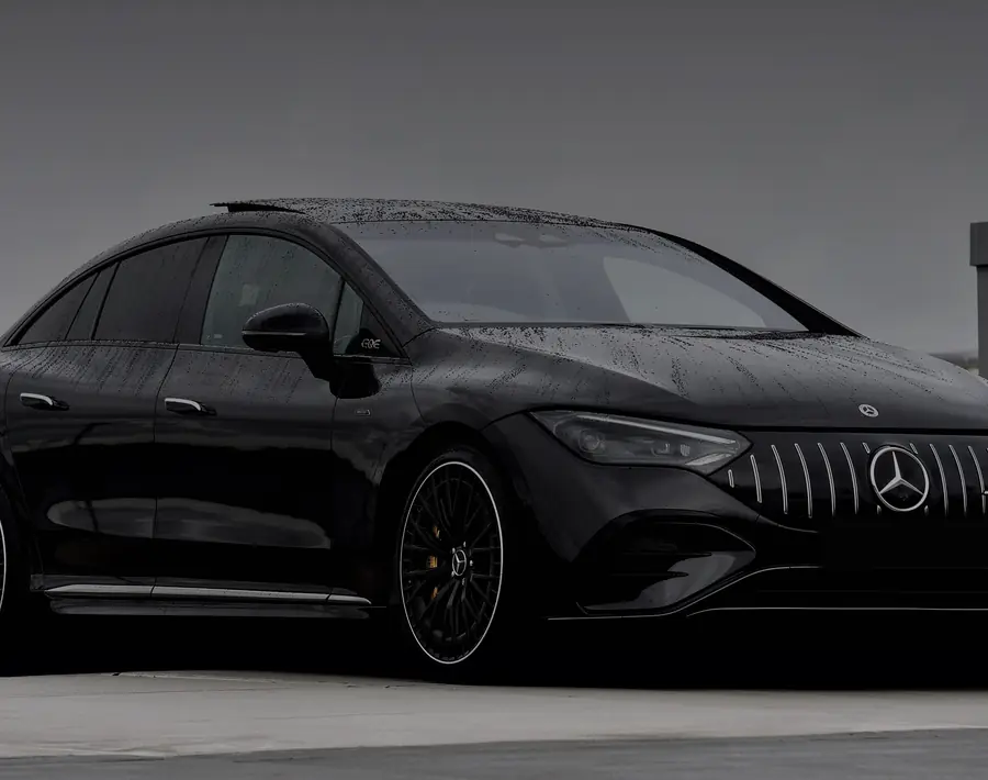 Mercedes électrique noire vue de trois quarts avant