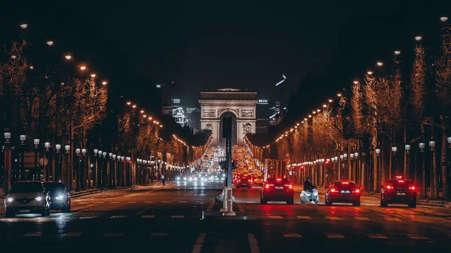 Les Champs-Élysées et l'Arc de Triomphe de nuit